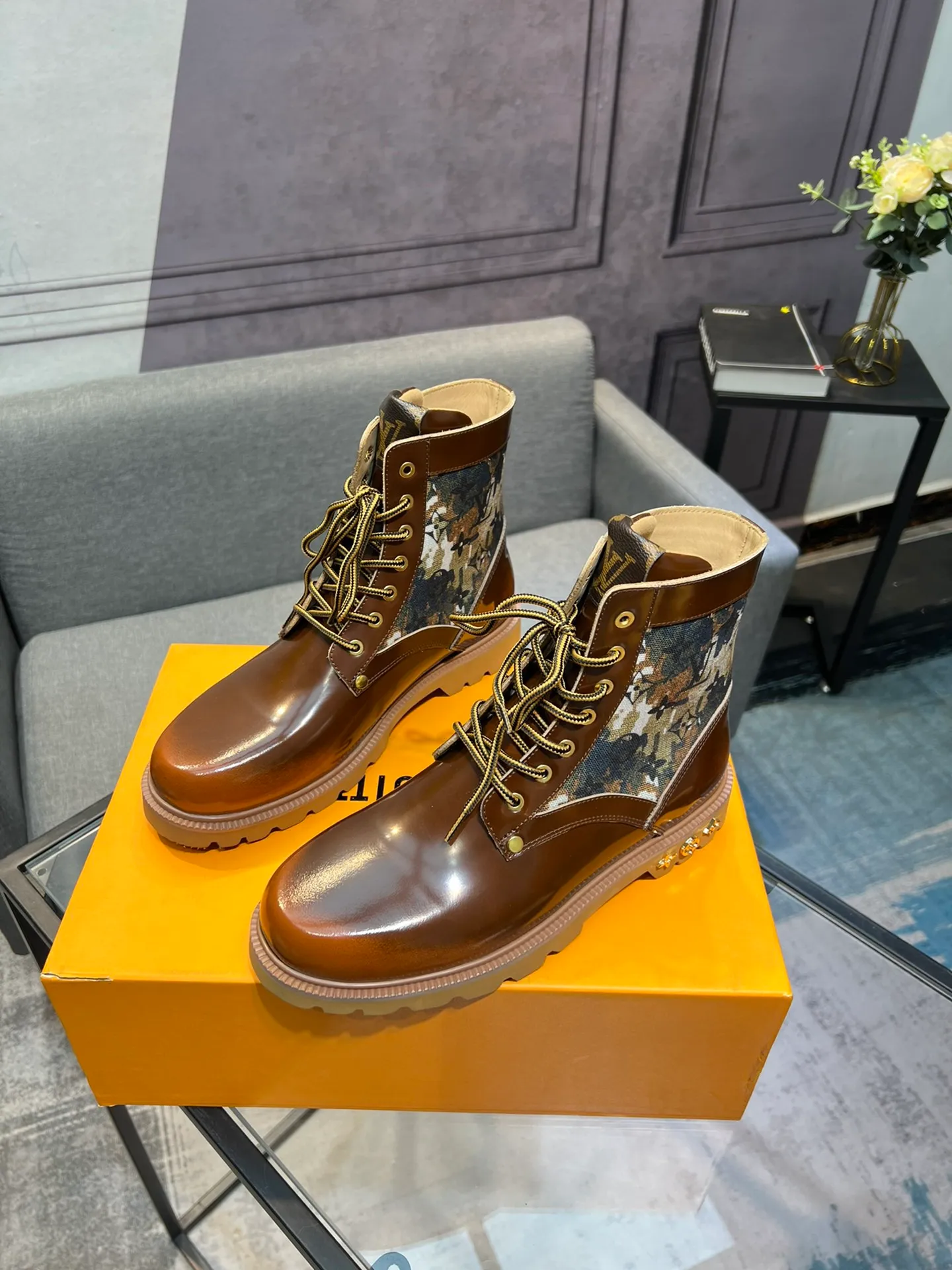 Men's shoes 💰920 L Home - the latest LV men's business casual boots, luxury and nobility are a must. They are all made of imported original first-layer cowhide, just to create a more comfortable wearing experience. ➕Top imported water-dyed full cow lining, original high wear-resistant outsole! 👏👏 Size: Male 39-44; (38 45 46 customized)